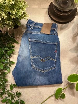 Blåa Replay jeans - Tja, säljer mina Replay jeans eftersom jag har växt ut dem, Iaf på bredden. Storleken är W27 och L32. Skriv om du vill ha fler bilder eller har några generella funderingar! 👍