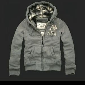 Söker hoodie - Söker en pälsfodrad hoodie eller liknade hoodie som på bilden! Hör av er om ni har något likande!