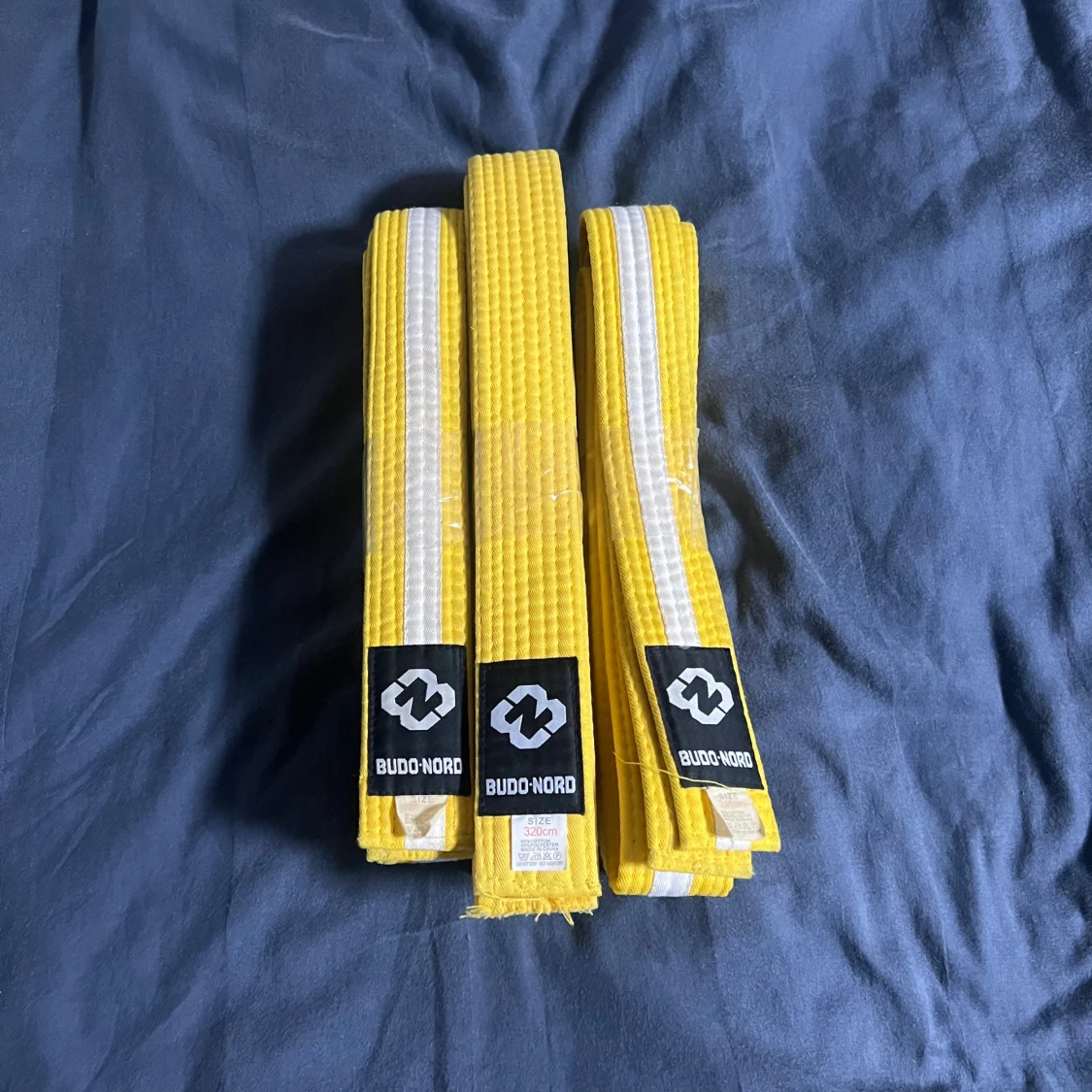 Gult Budo-Nord bälte med vit rand