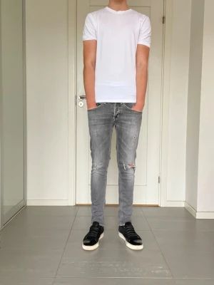 Bundle 3X-Dondups - Bundle 3X-Dondup: Par 1: Säljer nu dessa Dondup George Jeans med snygga slitningar i populär design, skriv för fler bilde/frågor🙌🏼   Par 2: Säljer dessa Dondup George Jeans, mått: 41 cm midja och 104 cm längd. Skriv för fler bilder/frågor🙌🏼 par 3: Säljer nu dessa Dondup George Jeans med super snygga slitningar och tvätt i designen, skriv för fler bilde/frågor🙌🏼