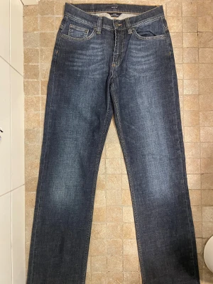  Mörkblå Gant jeans  -  Mörkblå c jeans bra passform i nytt skick.