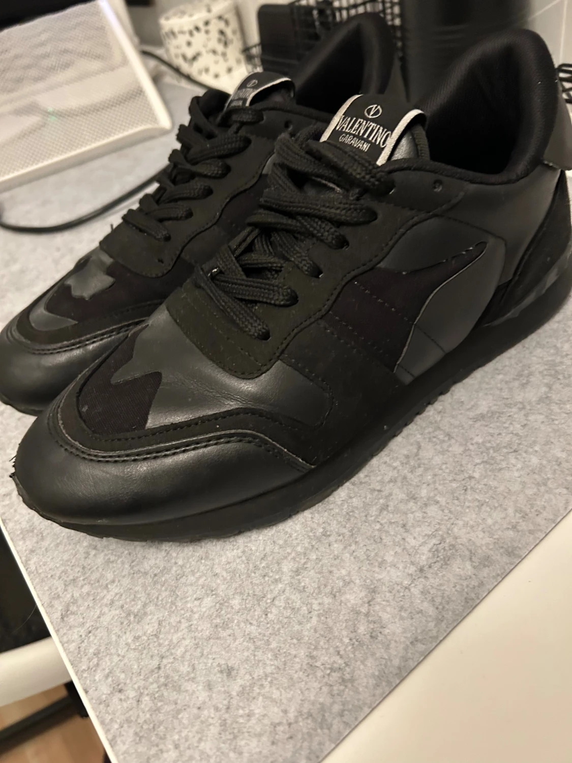 Svarta Valentino Garavani sneakers - 1