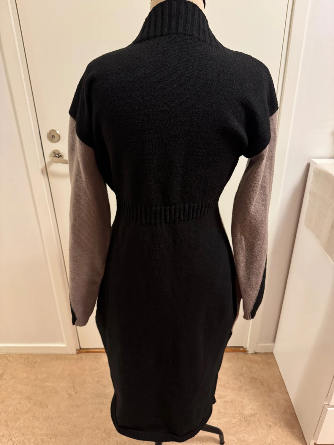 Stickad klänning från SHEIN i svart och beige - 1