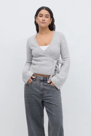 Grå omlottopp i ullblandning Gina Tricot - Mysig ljusgrå omlottopp från Gina Tricot i ullblandning. Modellen har långa ärmar, v-ringning och knyt i sidan. Perfekt croppad längd och supermjuk känsla. Nästan aldrig använd.