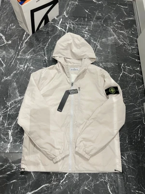 Stone island windbreaker  - Sprillans ny Stone island windbreaker! Nyskick, storlek S/M!Vid minsta fundering kontakta oss✔️