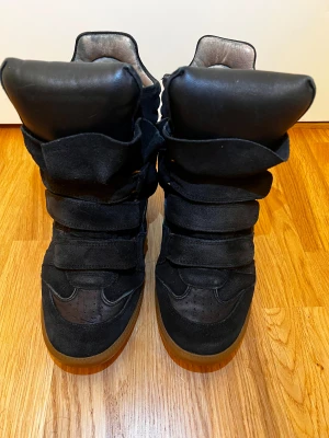 Isabel Marant  - Isabel Marant skor i storlek 40 Har limmat lite pa insidan sa att materialet haller sig vid kuddarna, se sista 2  bilderna. Syns ej pa utsidan Annars är skorna i fint skicke