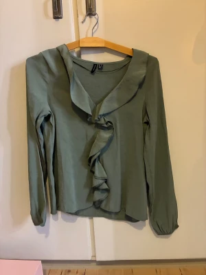 Grön Vero Moda blus - Jättefin grön blus från Vero Moda som aldrig har kommit till användning. Jätte snygg nu i vintertider💗