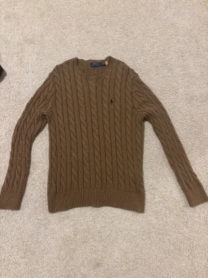 Polo stickad tröja  - Säljer min bruna polo tröja som jag fick i julklapp förra året men har itne kunnat använde den för att den har varit för liten. Aldrig använd