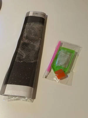 Diamond painting - En diamant målning med ett skelett. Tillbehör medföljer och alla diamanter finns kvar och är i nytt skick💕