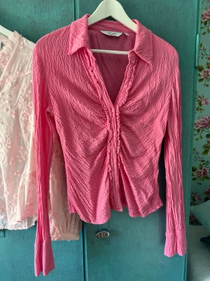 Skjorta - Rosa skjorta från & other stories. Storlek M. Helt ny med prislappar kvar. Jag tar Swish, köpare står för frakt.
