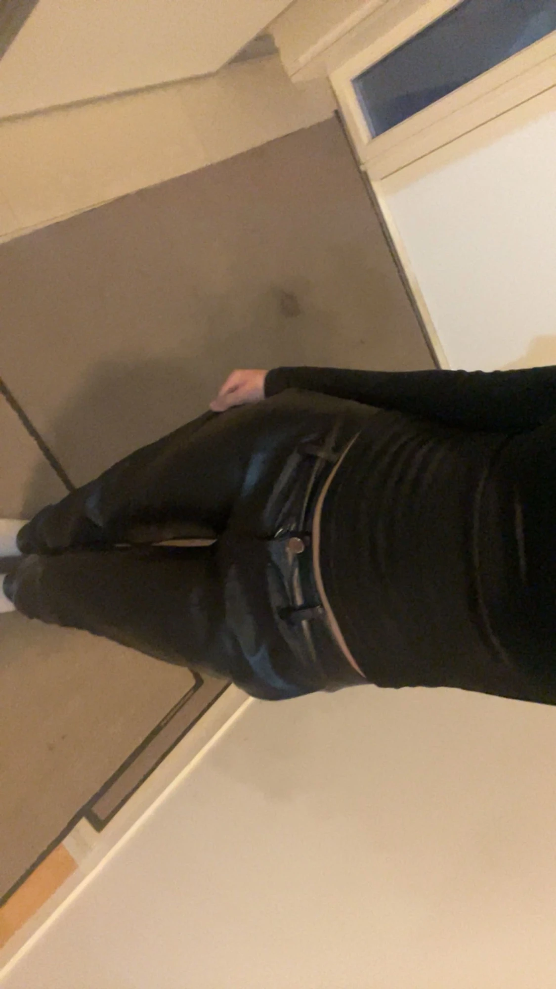 Svarta byxor med smal passform