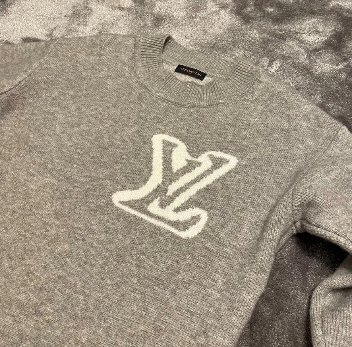 Grå stickad Louis Vuitton tröja - 1