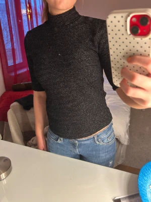 Zara glittrig svart topp - Perfekt for topp från zara till nyår eller för en glittrig middag💓väldigt bekväm med liten polo💕aldrig använt
