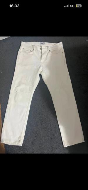 Vita raka jeans  - Snygga vita jeans klassisk femficksdesign och raka ben. Jeansen har normal passform och är tillverkade i mjukt bomullsmaterial. Perfekt för dig som gillar stilrena och fräscha looks.