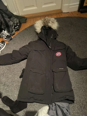 Svart Canada goose jacka - En svart Canada goose jacka säljer den för att den kom inte till användning så mycket. Den har lite defekter på händerna som syns på dom sista två bilderna.