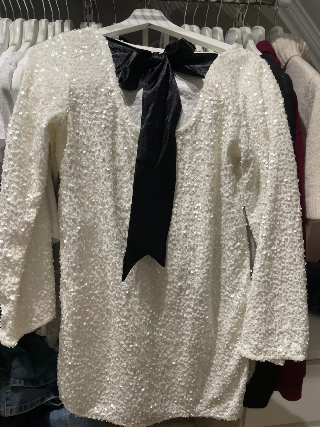 Vit paljettklänning med svart rosett - 2