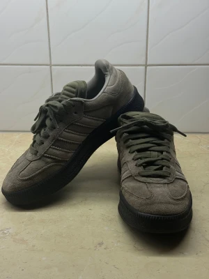 Adidas Samba XLG - Säljer ett par Olivgröna Adidas Samba XLG sneakers. Storlek: 41 1/3 Väldigt bra skick, endast använda några gånger. Inga defekter.