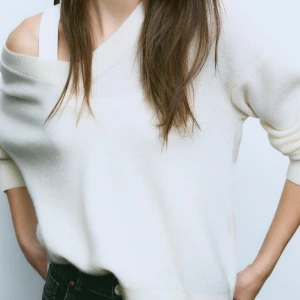 Offshoulder vit stickad tröja - Säljer en vit stickad tröja med offshoulder-design och långärmade ärmar. Tröjan har en avslappnad passform och bred ribbad kant vid ärmslut och nederkant. Köpte för 379kr säljer för 300