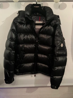 Moncler maya jacka med digitalt kvitto - Snygg moncler jacka- strl 2 (s/m). Är i väldigt bra skick 9,5/10’ bara använd några gånger (lite slitage på cartoonen). Köpt på haiendo-shop.com, Digitalt kvitto finns, skriv i dm för funderingar. 