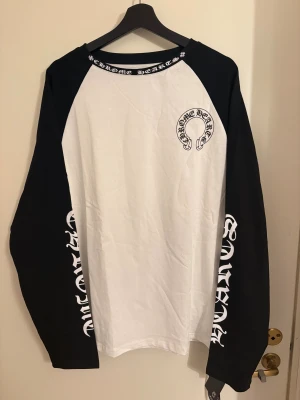 CHROME HEARTS Långärmad - Säljer en oanvänd Chrome Hearts Longsleeve. Jätte fin och skönt material. Skriv gärna för mer frågor. Axelbredd 53cm, Längd 72cm. Storlek L