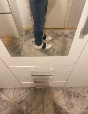 Valentino Garavani open skor - Säljer dessa valentino open skor i jätte bra skick utan skador eller märken. Storlek 44 passar 43 jättebra. Använd bara 6 gånger. Pris kan diskuteras !!!