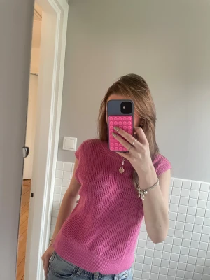 Stickad rosa ärmlös topp - Super söt stickat top/väst i en jättefin rosa färg!