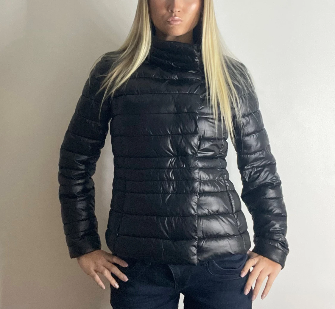 Svart Herno liknande jacka!  - 2