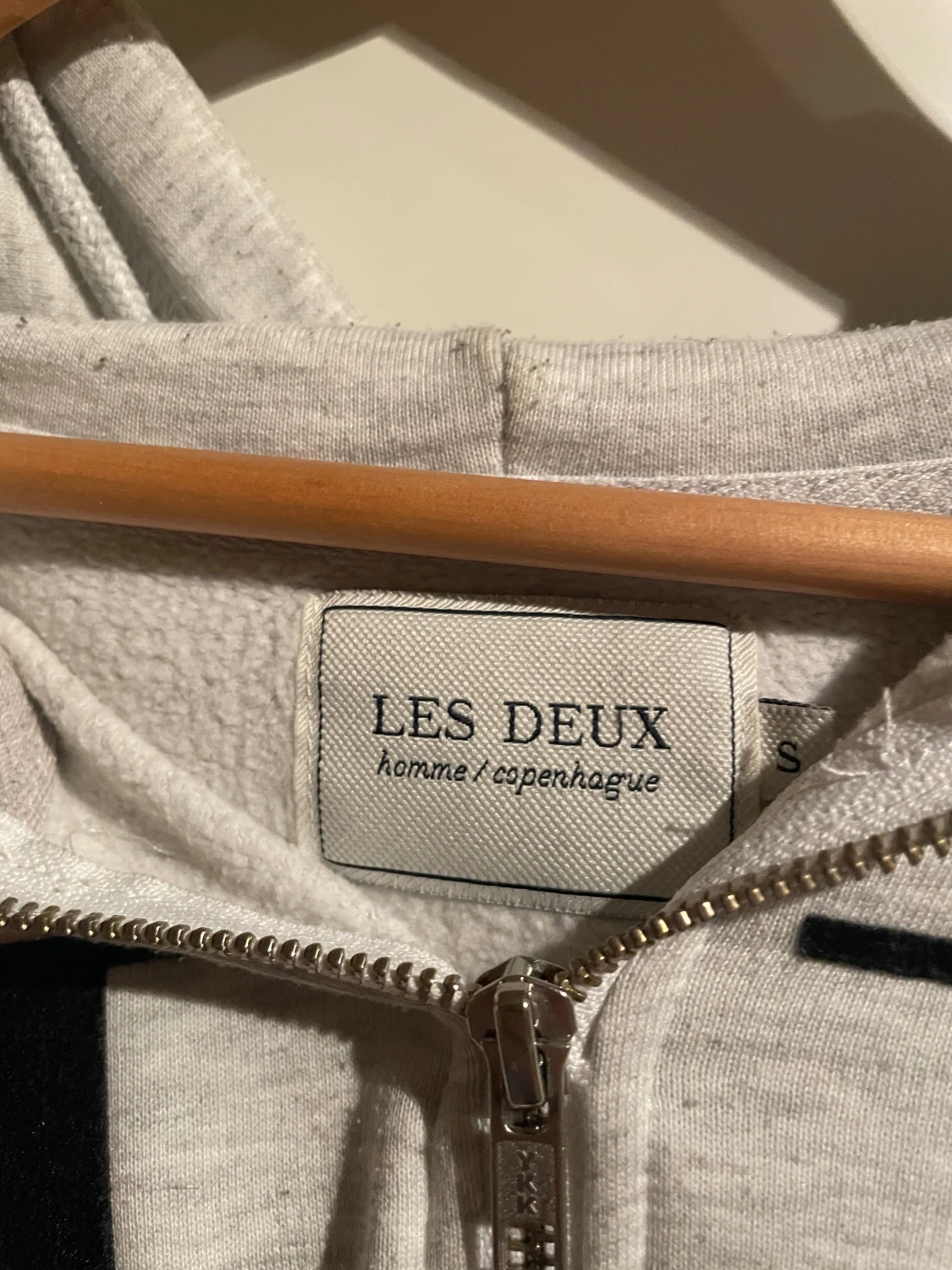 Grå zip-hoodie från Les Deux - 2