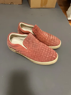Rosa Bottega Veneta skor  - Rosa slip ons från Bottega Veneta i storlek 43 ingen box