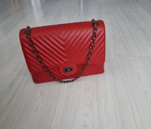 Äkta Valentino handväska  - Cool röd Valentino väska i äkta läder. Aldrig använd💕 