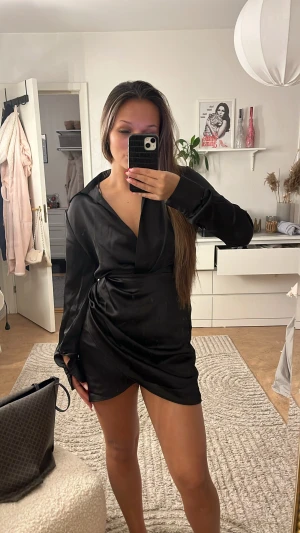 Klänning  - Säljer min super fina klänning som är ifrån new yorker, klänning har inga synliga fläckar osv. Säljer då har jag så många klänningar🫶