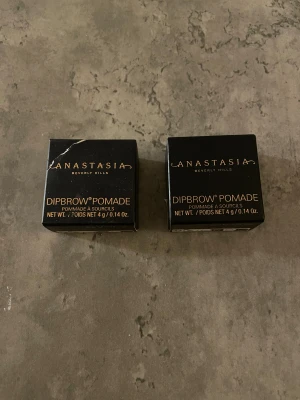 Anastasia Dipbrow Pomade Soft Brown - Dipbrow Pomade från Anastasia Beverly Hills i färgen Soft Brown. Kommer i en snygg svart glasburk med guldlogga och svart lock. Perfekt för att forma och fylla i brynen med en mjuk brun nyans. Innehåller 4g produkt.