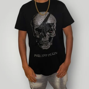 Miami cuban länk halsband - 50cm  - Helt nytt Miami Cuban länkhalsband i 50 cm längd. Elegant och tidlös design med högkvalitativ replika-finish som ger en solid känsla och stilrent utseende. Perfekt för dig som vill ha ett exklusivt uttryck till ett bra pris.  Pris: 500 kr Skickas inom 24 timmar.