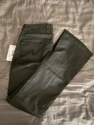 Coated Low Waist Stitch Jeans från Nelly - Snygga svarta bootcut byxor från Nelly. Helt nya med prislapp kvar, endast testade.💕