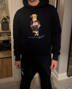 Polo Ralph Lauren hoodie  - Mörkblå Ralph lauren hoodie i S , inga defekter och endast använd fåtal gånger 