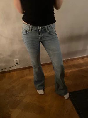 Low waist jeans ljusblåa  - Har en liten fläck i mitten på höger ben syns på första bilden men man tänker knappt på den 
