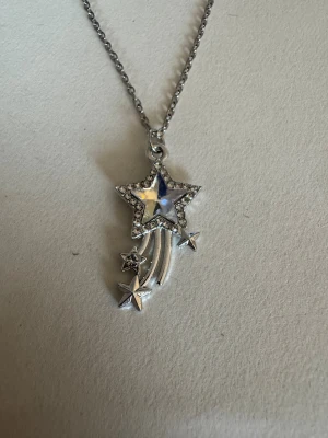 Silverhalsband stjärnfall klar färg - Perfekta julklappen 🌲  Säljer smycken som skapats som hobby av mig och dottern.   Halskedjor är 50cm.  Bilder på berlock kan vara missvisande så är det viktigt så fråga gärna om mått 🌹  Smycken är inte av äkta guld/silver .   Inga bud godtas då priserna är så billiga❤️