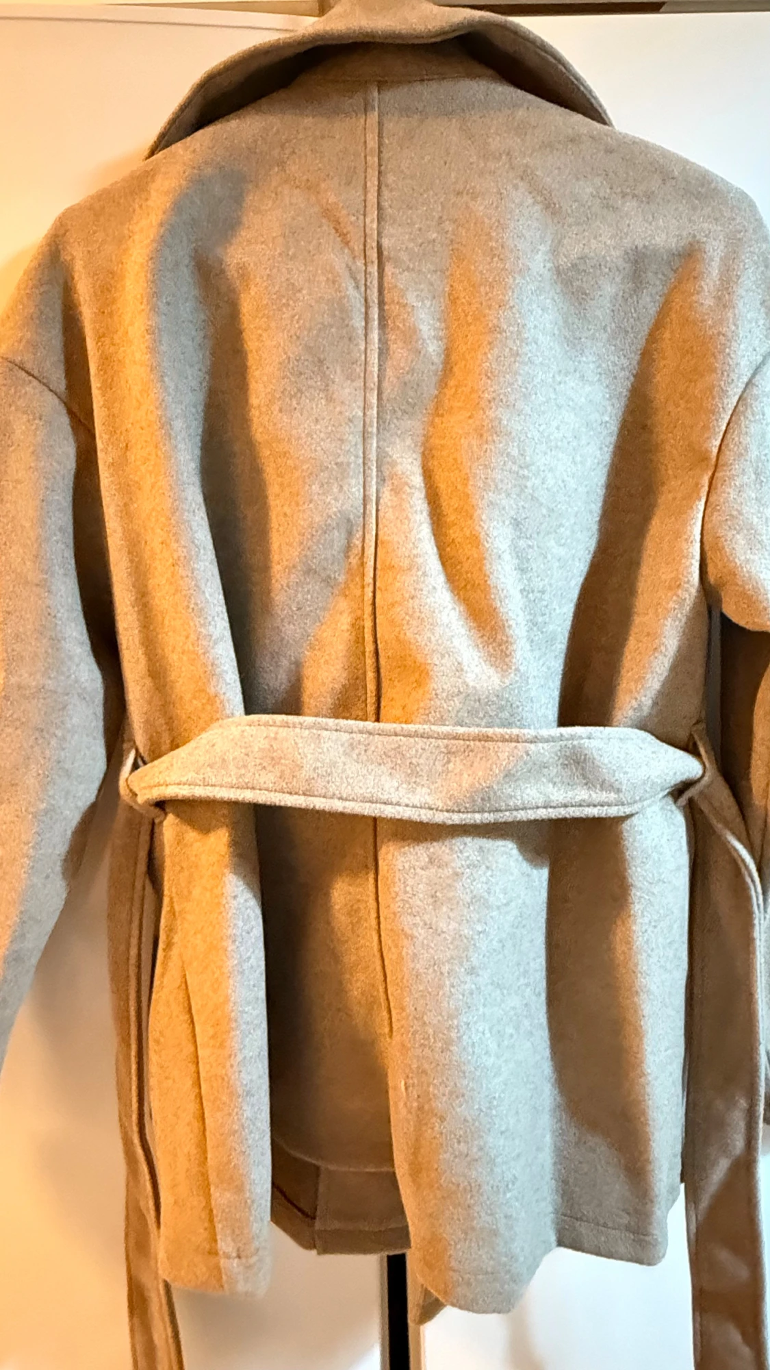 Beige kappa med bälte och stora fickor - 1