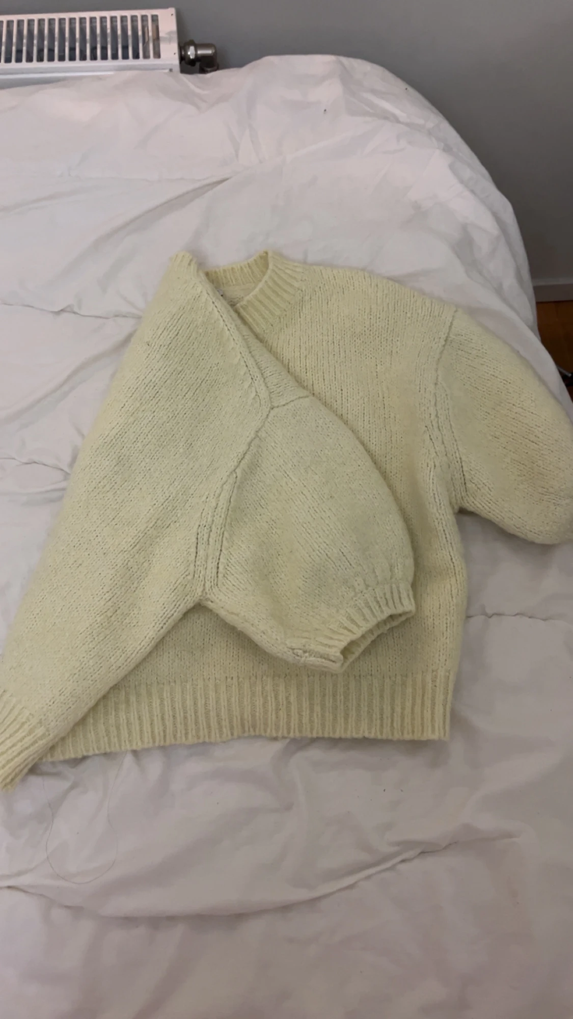 Ljusgul stickad tröja - 1