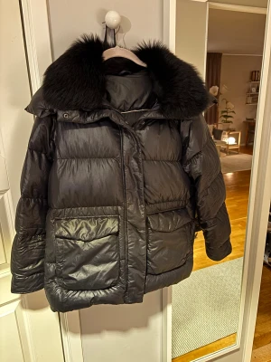 Massimo dutti jacka - Säljer min Massimo dutti jacka, super fin och perfekt till vintern! Både pälsen och huvan går att ta av. Storlek Small🥰