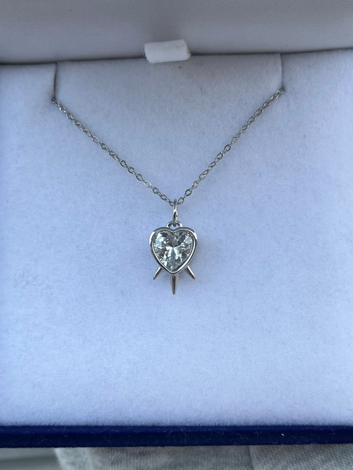 Maria Nilsdotter ”Three of Swords” inspirerat halsband