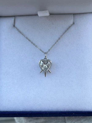 Maria Nilsdotter ”Three of Swords” inspirerat halsband  - Aldrig använd, silverpläterad och tillverkad av rostfritt stål. Kedjans längd 40+5 cm och nickelfri. Om du har fler frågor, tveka inte att höra av dig 🤗