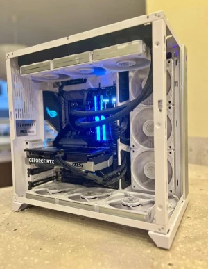 Custom Gaming PC med GeForce RTX och MSI-komponenter - Snygg vit stationär gamingdator i Lian Li-chassi med GeForce RTX-grafikkort, MSI-moderkort och avancerad kylning. RGB-belysning och flera fläktar för optimal prestanda. Mycket gott skick, inga synliga defekter eller slitage.