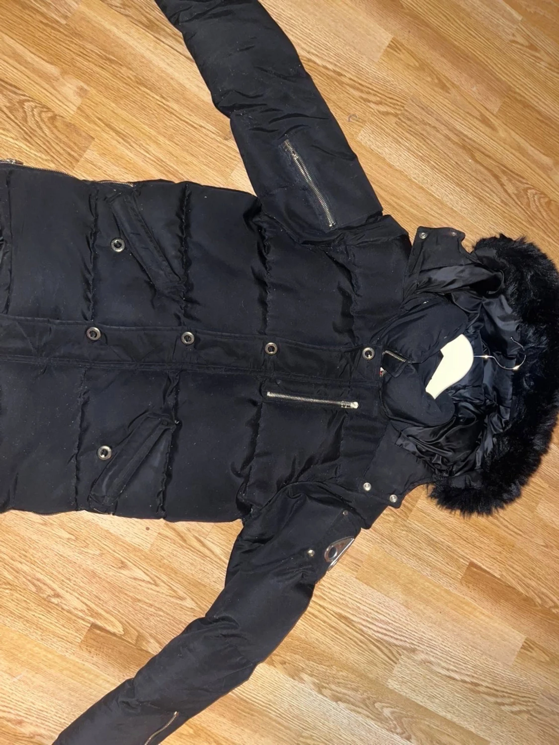 Svart dunjacka från Moose Knuckles