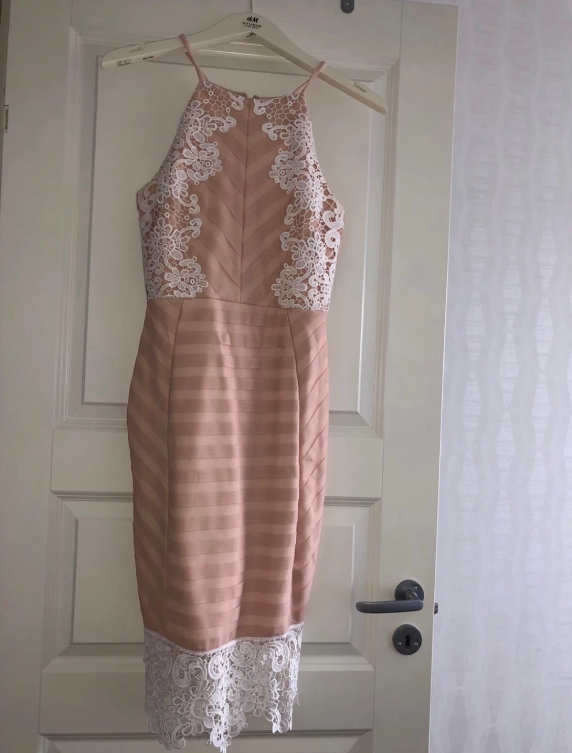 Beige spetsklänning med smala axelband