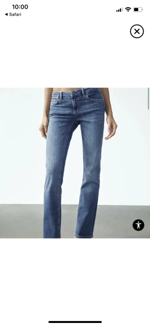 Lågmidjade bootcut jeans Zara - Säljer dessa lågmidjade jeansen från Zara då de är för stora för mig. De har klassiska femhörns fickor och inga defekter. De är uppsydda (se bild 4) och passar någon som är 168-170cm🩷