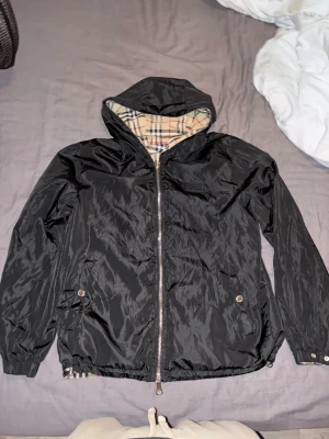 Burberry jacka  - Burberry jacka extremt bra skick man kan vända den ut och in stick ut mycket om man har den randiga siden storlek m 9/10 skick använd men super bra skick vid frågor bara och att höra av sig