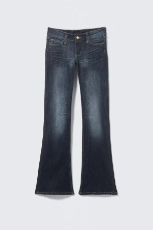 Low waist bootcut jeans från Weekday! - Mörkblå bootcut jeans från Weekday Cheap Monday!! Så så snygga i storlek:26/32!! De är bara använda en gång!!💗