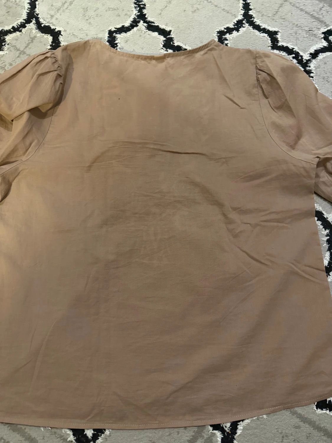 Beige broderad blus med puffärm - 3