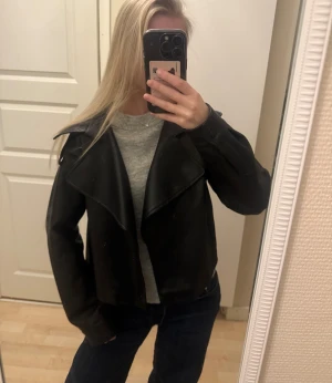 Skinnjacka missguided - Snygg svart skinnjacka från missguided i jättefint skick! Liknar den slutsålda skinnjackan från Gina. Nypris var ca 700, går ej att få tag på längre, strl s men passar även xs🩷